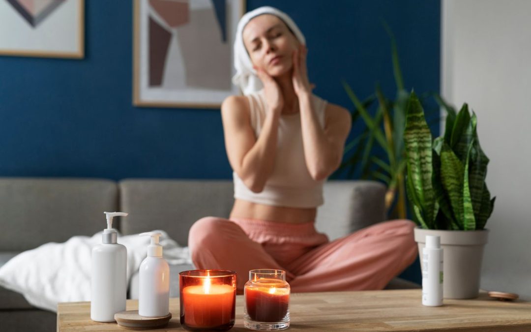 Mujer relajándose en casa con velas aromáticas encendidas, rodeada de plantas y productos de cuidado personal.